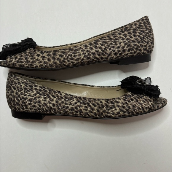 Ellen Tracy Leopard Print Flats with Black Flower Size 8M - Picture 6 of 7